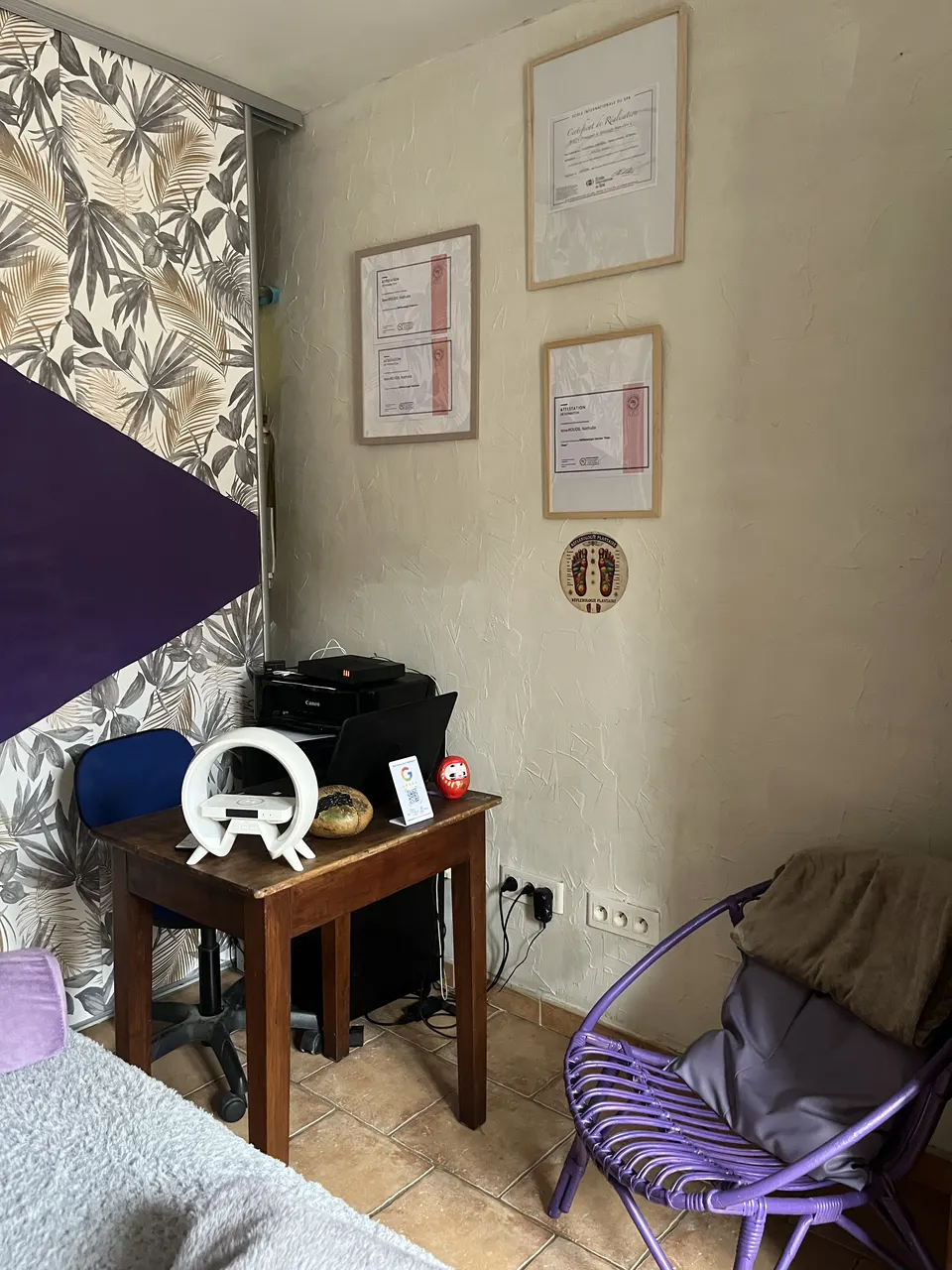 Bureau et diplômes de formation de Nathalie Roudil, fauteuil en rotin violet