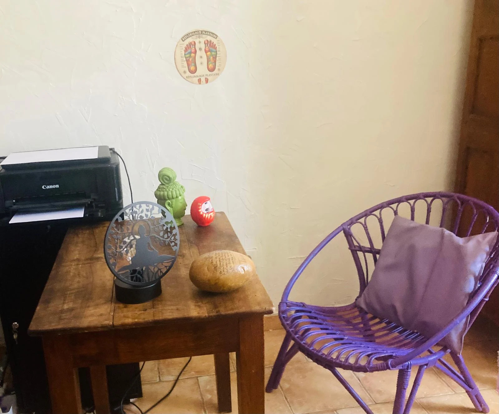 Coin lecture du cabinet, fauteuil en rotin violet