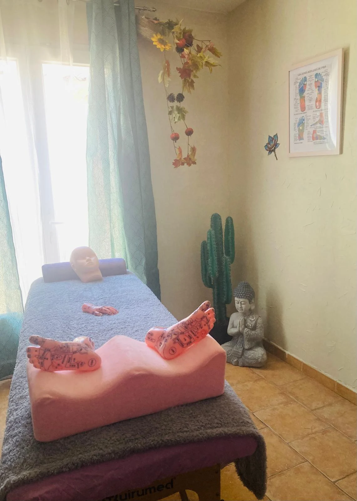 Table de massage, cactus et statuette Buddha