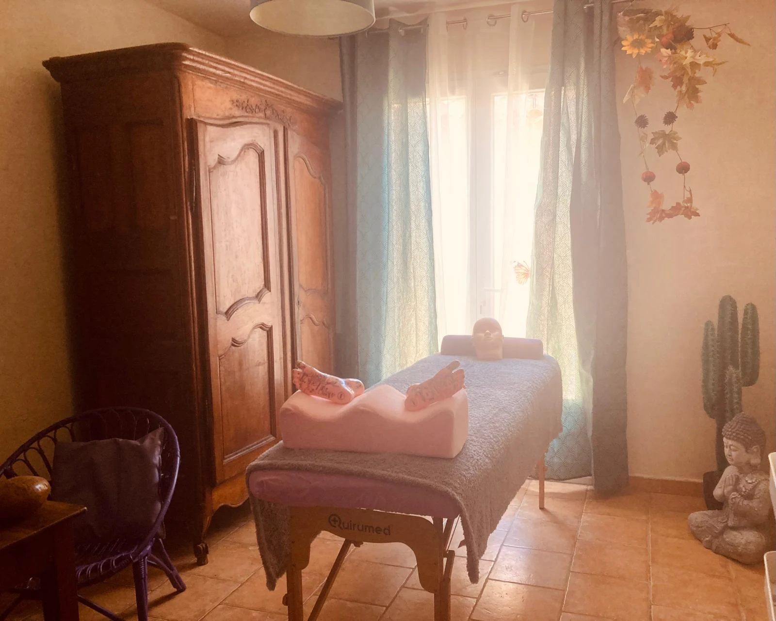 Table de massage devant la fenêtre du cabinet